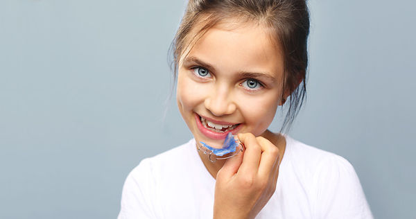 Nettoyage dentaire des enfants avec des bagues